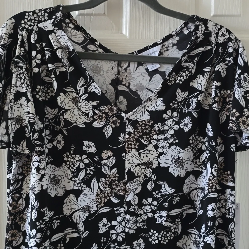 LIZ CLAIBORNE WOMEN'S BLACK AND WHITE FLORAL SHORT SLEEVES TOP SIZE MEDIUM